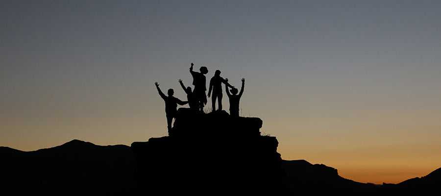 Un grupo de personas de pie al aire libre.