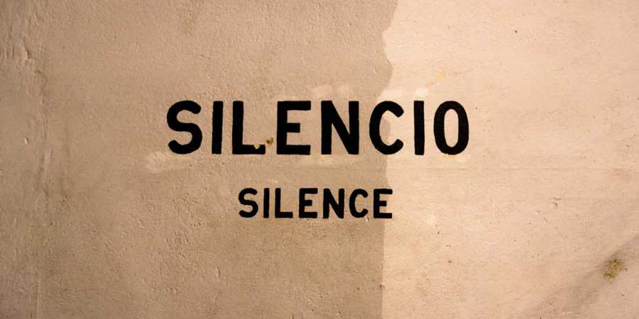 Silence Silencio塗装壁サイン