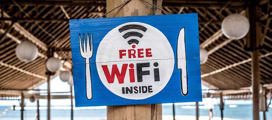 Un cartel anuncia conexiones WiFi gratuitas.