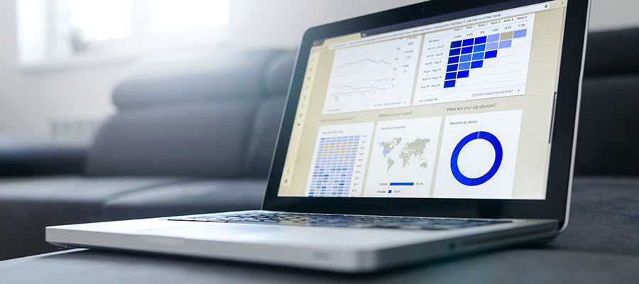 Berbagai grafik data ditampilkan di komputer.