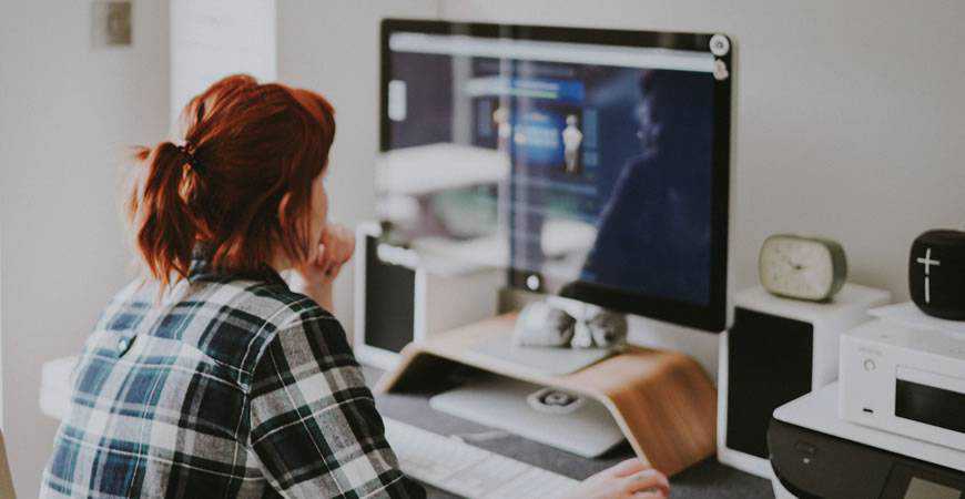 mujer trabajando computadora