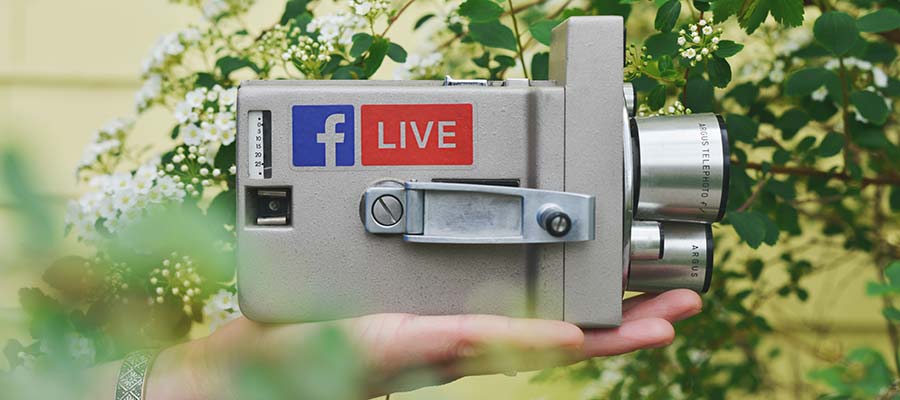 Kamera video dengan logo Facebook Live