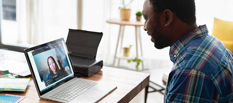 Dos personas participan en una videoconferencia.