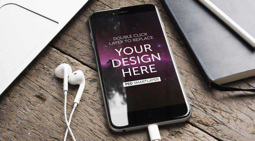 ヘッドフォン付きスマートフォン Photoshop PSD モックアップ テンプレート