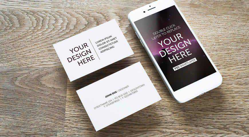 Smartphone e cartões de visita na mesa de madeira Photoshop PSD Mockup Template