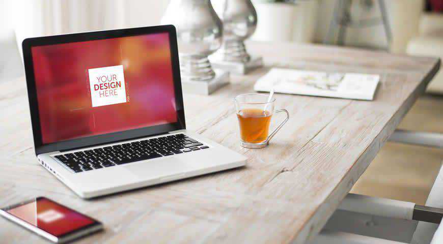 Laptop dan Smartphone di Meja Kayu Template Photoshop PSD Mockup